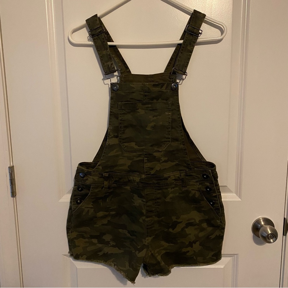 True Craft Size 7 Bibbed Camouflage Overalls Shorts Flat front